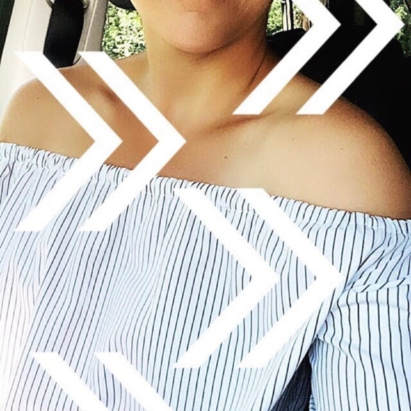 San Joy Off the Shoulder top worn once - Picture 3 of 9